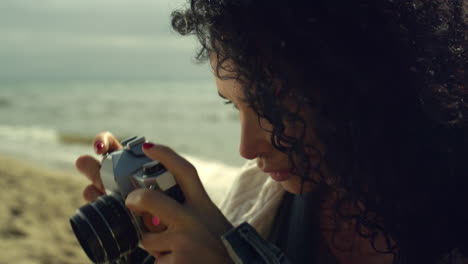 Schöne-Dame,-Die-Fotos-Am-Meeresstrand-Macht.-Ethnische-Frau-Mit-Vintage-Kamera.