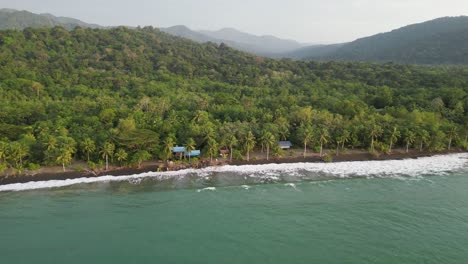 vue aérienne de la plage éloignée de playa mecana et de la jungle luxuriante près de bahía solano dans le département du chocó sur la côte pacifique de la colombie