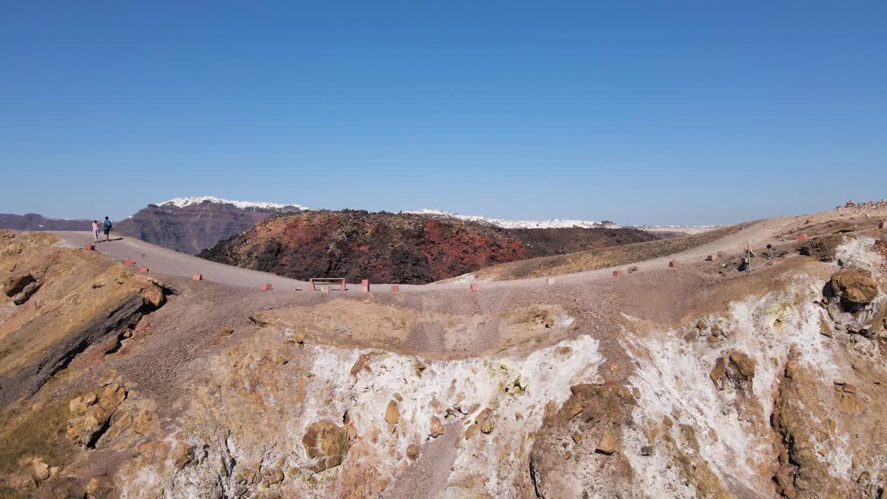Volo verticale in uscita da un cratere vulcanico sull'isola di Santorini, Grecia, al rallentatore.
