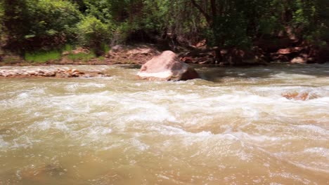 Toma-Panorámica-A-Través-De-Un-Río-Que-Fluye-Rápidamente-En-El-Parque-Nacional-Zion