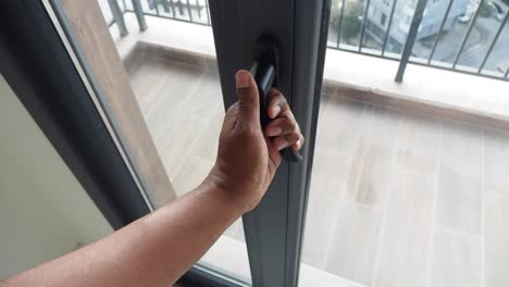 persona abriendo una puerta de vidrio