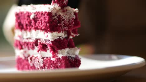 eine scheibe roter samtkuchen