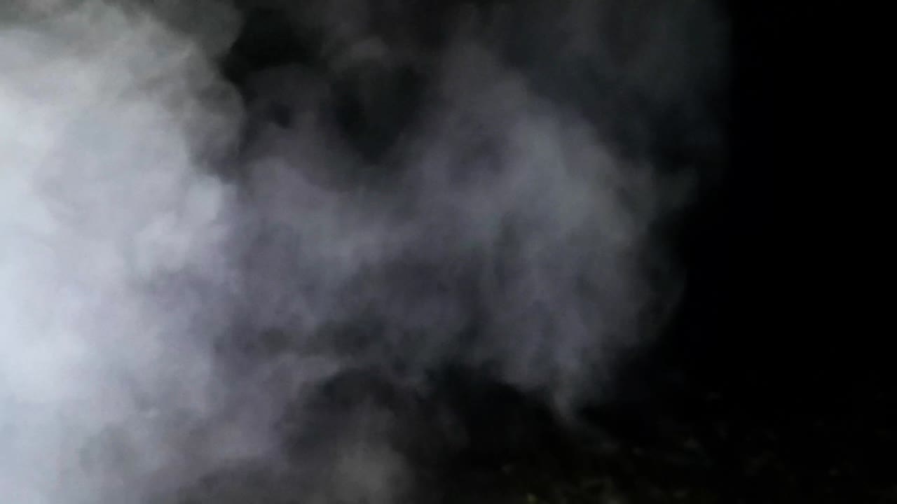 humo espeso en el aire nocturno