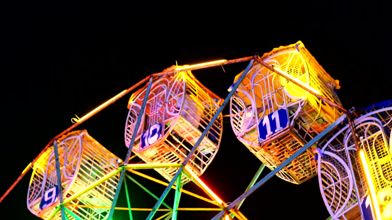 태국 의 공원 에서 밤 에 페리스  을 놀고 있는 사람 들