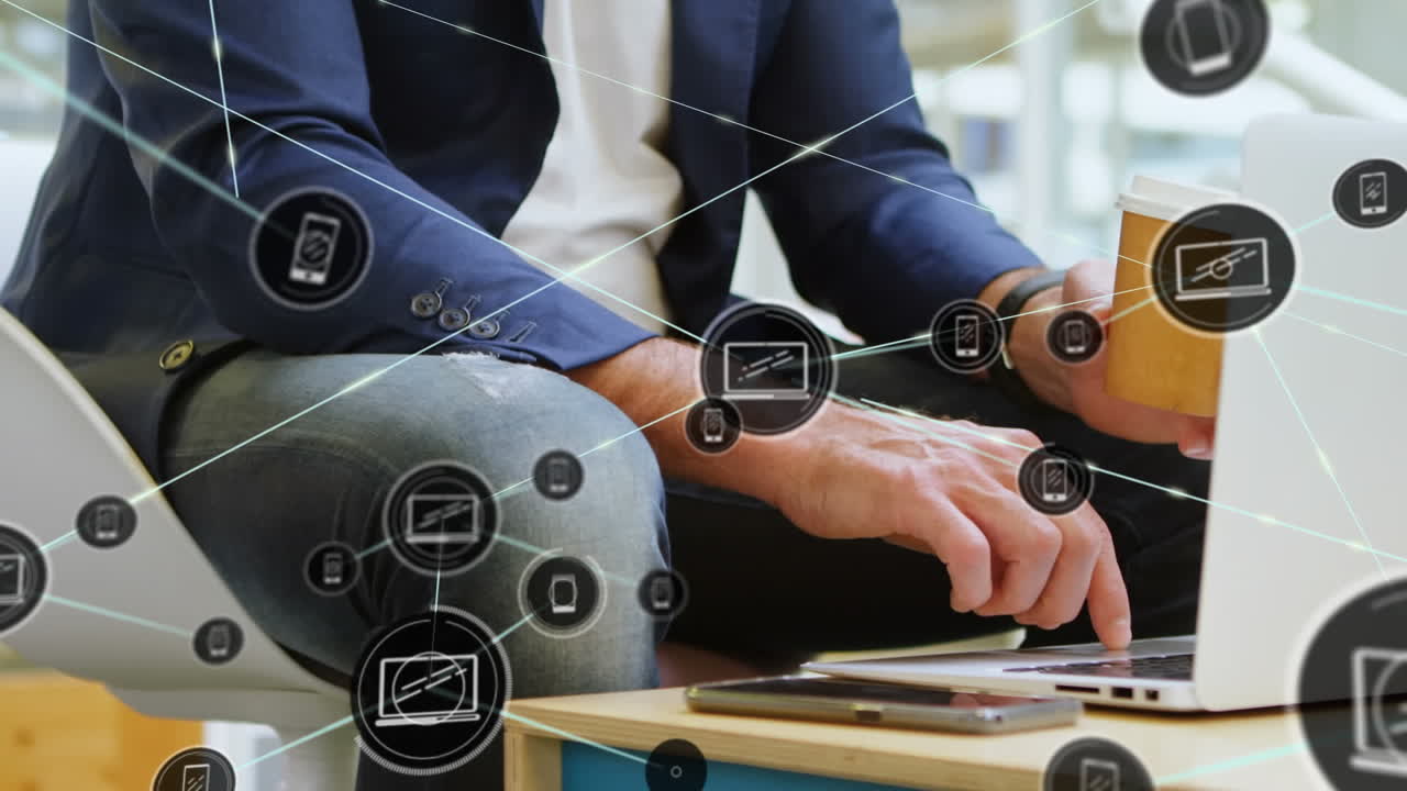 animación de la red de conexión con iconos sobre el hombre de negocios caucásico usando portátil.