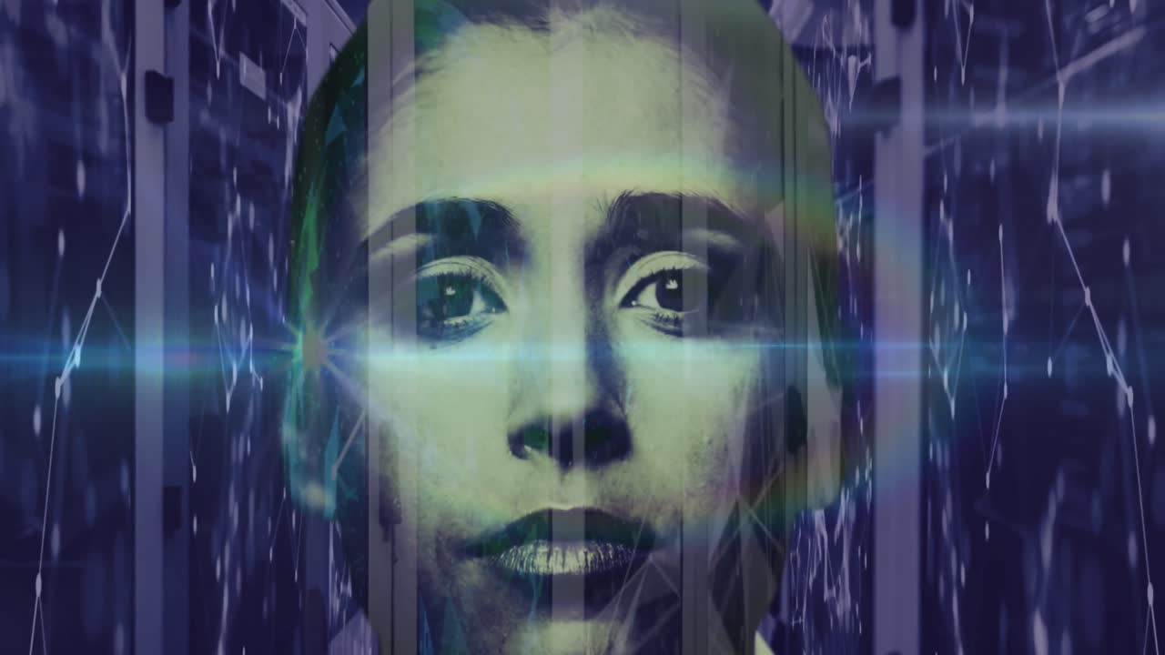 animación de una mujer caucásica sobre formas en movimiento en la sala del servidor