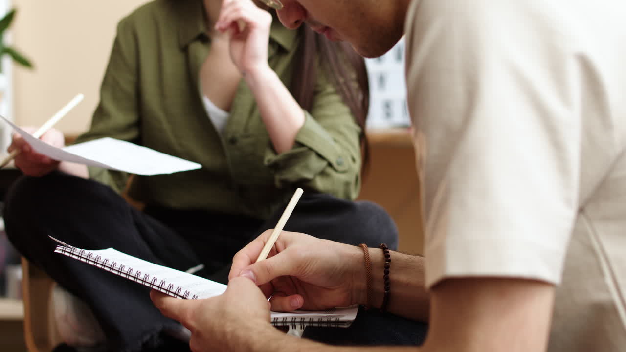 amigos componiendo en el dormitorio
