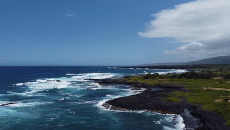 4k-Filmische-Zoom-out-drohnenaufnahme-Von-Wellen,-Die-Auf-Die-Lavafelsenküste-In-Der-Nähe-Des-Schwarzen-Sandstrandes-Von-Punulu&#39;u-Auf-Der-Großen-Insel-Hawaii-Treffen