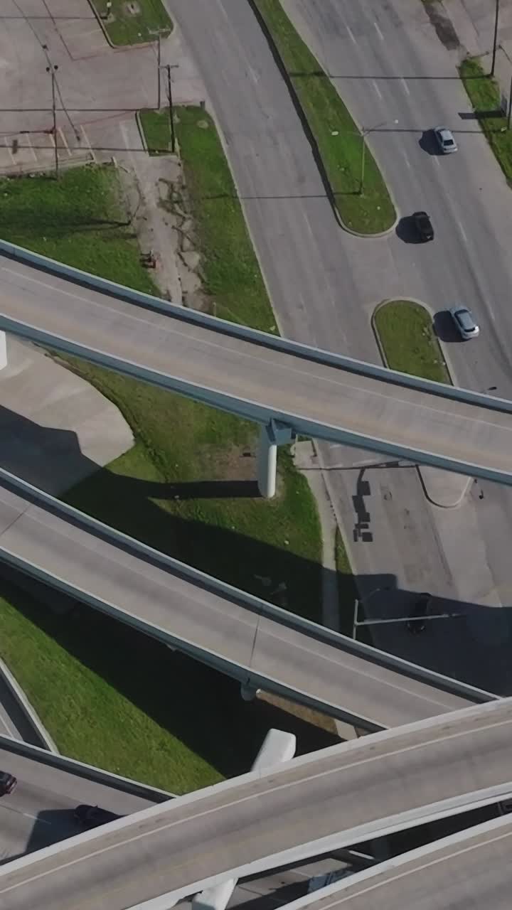 Vista dello svincolo autostradale del centro di Dallas, Texas, dall'alto