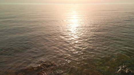 Océano-Ondulante-Con-Agua-Transparente-Y-Reflejo-De-La-Puesta-De-Sol-En-La-Playa-Croata