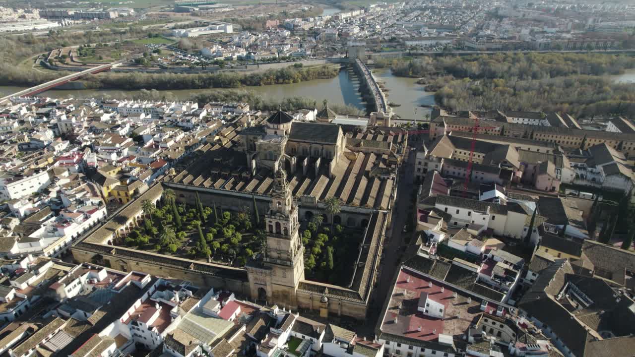 Vista aérea em retrocesso sobre a magnífica cidade de Córdoba, com sua catedral-mesquita e a antiga ponte romana sobre o rio Guadalquivir. Andaluzia, Espanha.