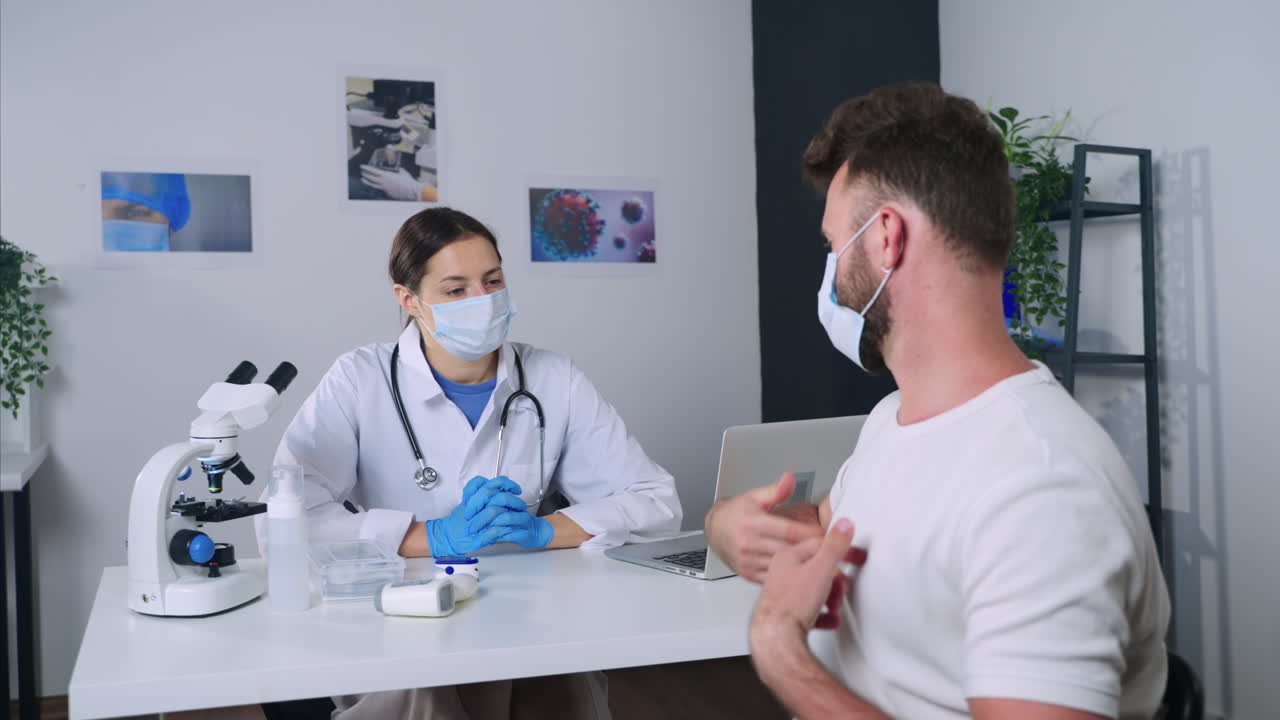 Doctor discutiendo con el paciente