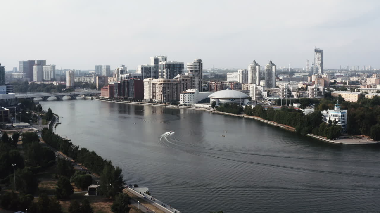 건물 과 공원 이 있는 강 근처 의 도시 의 공중 풍경