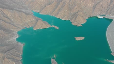 Vista-Aérea-De-Un-Lago-Rodeado-De-Montañas