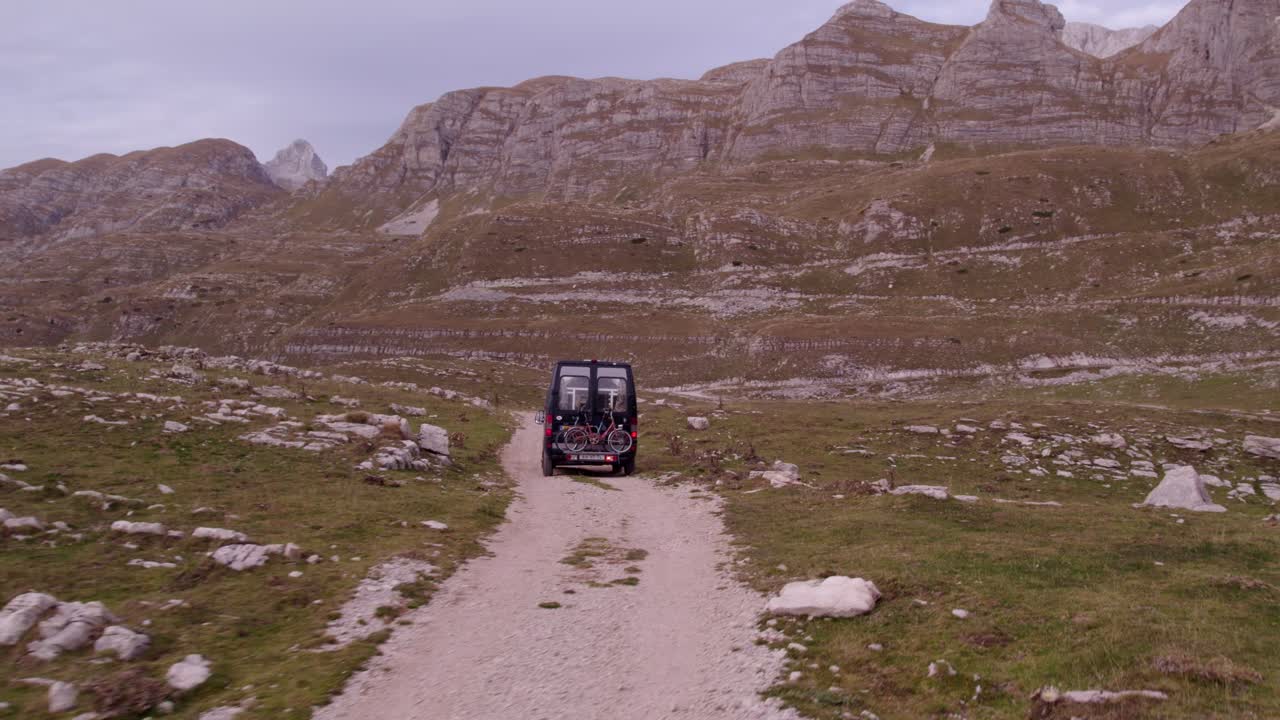 Ripresa aerea di camper fuoristrada nelle aspre montagne del Durmitor, Montenegro