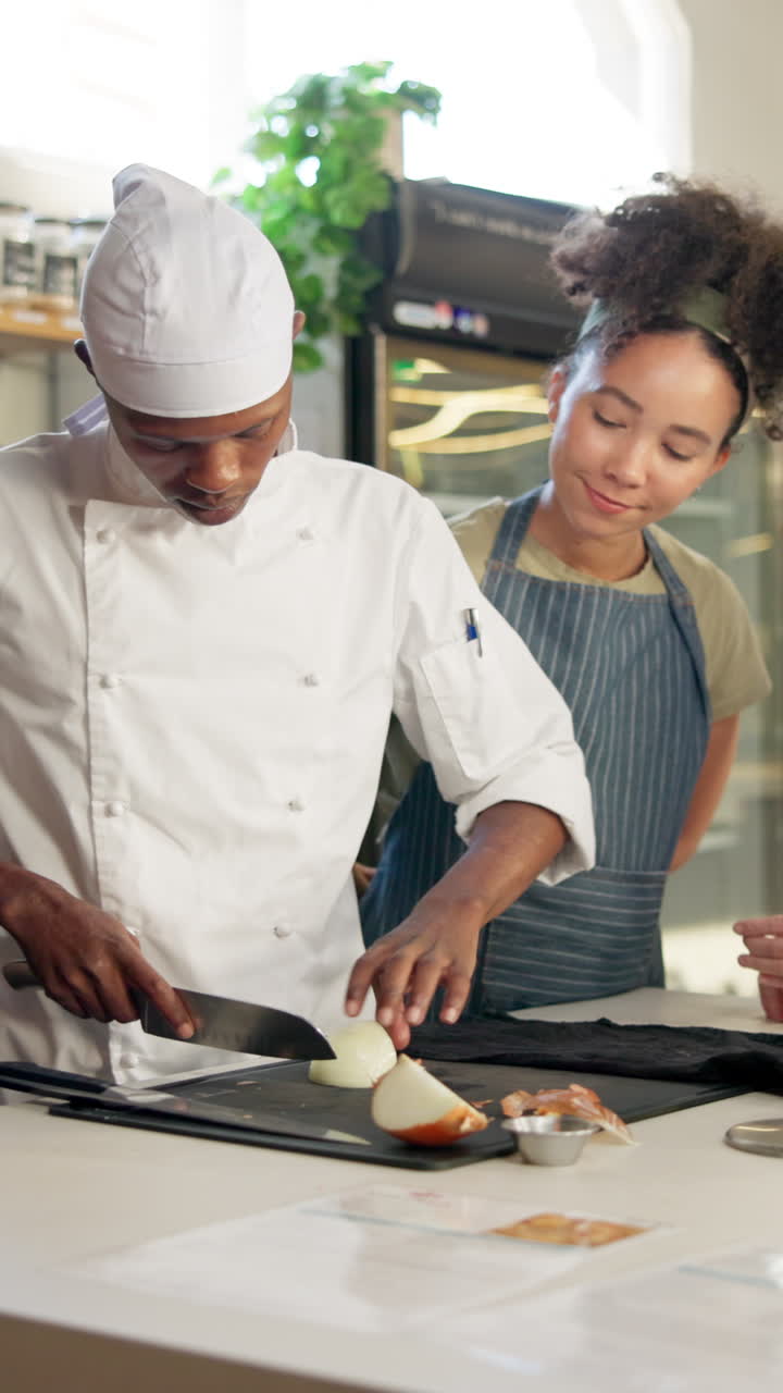 cocineros preparando comida en una cocina