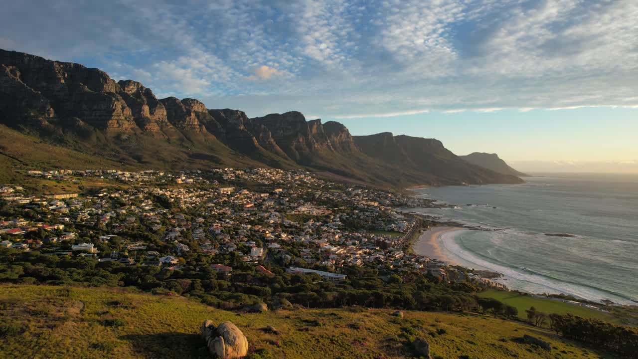 hermosa puesta de sol en la playa de camps bay en ciudad del cabo, sudáfrica, aérea