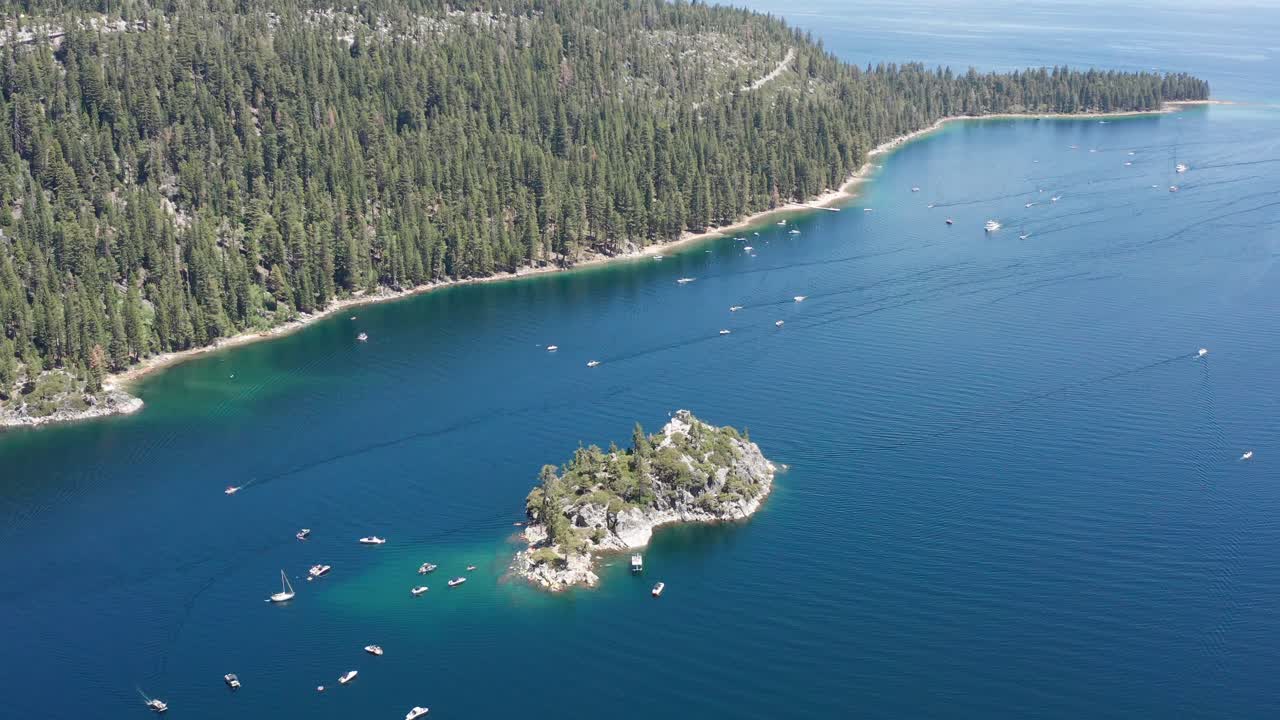 toma panorámica de primer plano de la isla fannette en emerald bay en el lago tahoe