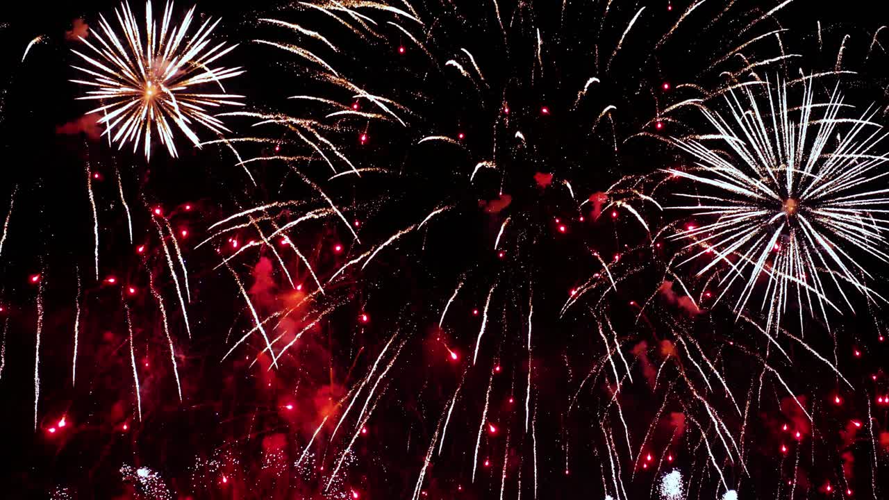 coloridos fuegos artificiales explotando en el cielo nocturno. celebraciones y eventos en colores brillantes.