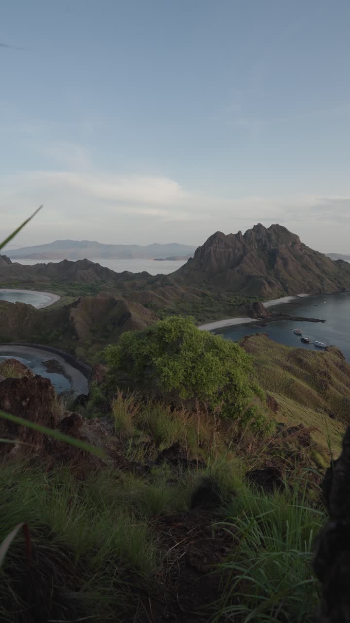 disfrutar de una impresionante vista de la isla de padang, indonesia, capturando sus espectaculares paisajes y playas prístinas desde arriba