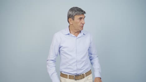 es un anciano con problemas y presión de tiempo.