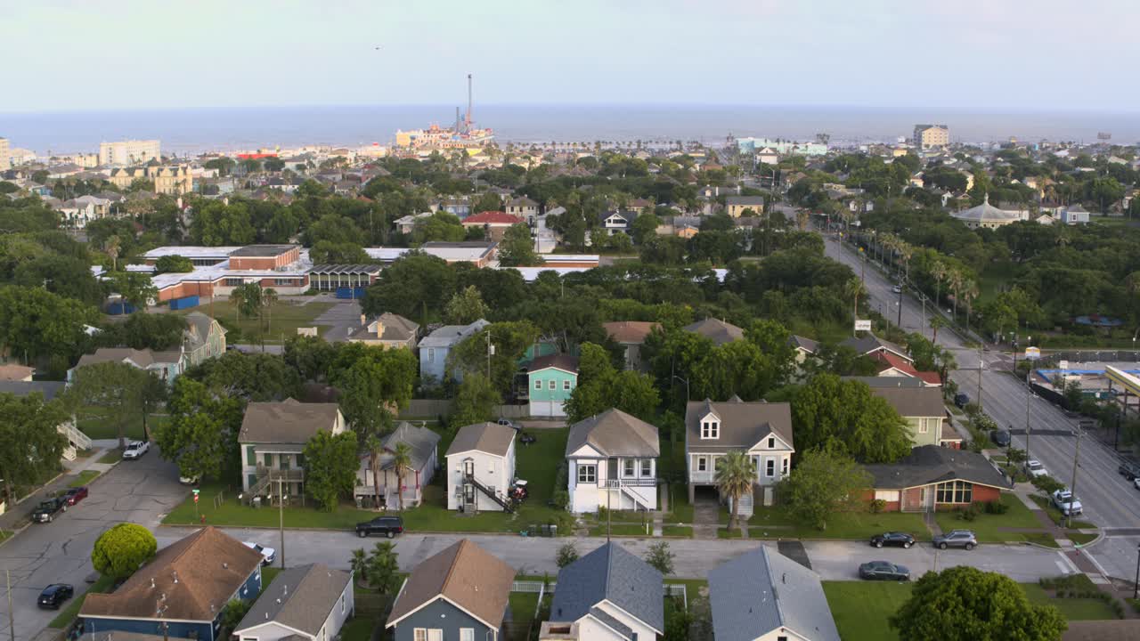 Vista con drone di case a Galveston, Texas.