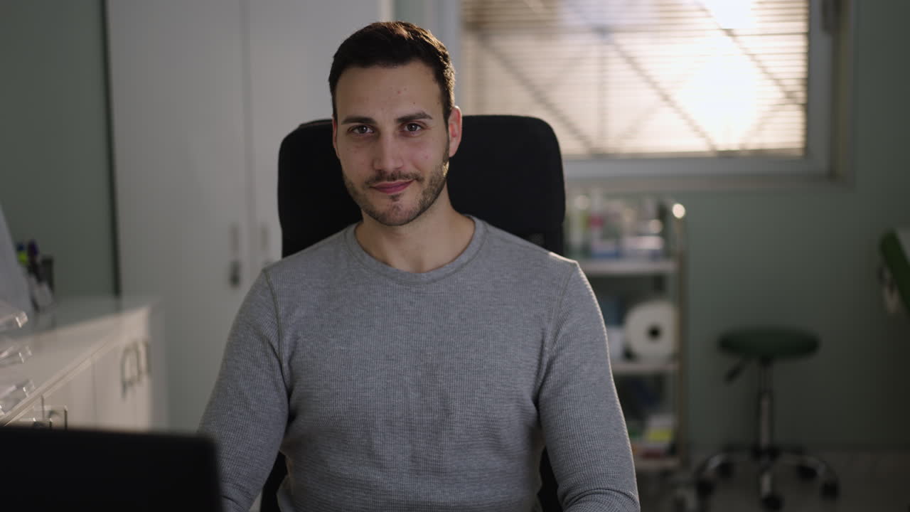 retrato de un hombre en una oficina