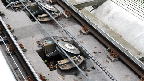 Sistema-De-Poleas-Del-Teleférico-En-La-Vía-Del-Funicular,-Cerrar