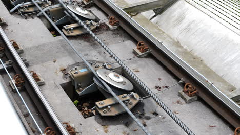 sistema de poleas de teleférico en una vía de ferrocarril funicular, de cerca