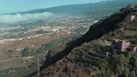 Aufsteigende-Drohnenaufnahme-Eines-Alten-Verlassenen-Gebäudes-Auf-Einem-Berg-In-Spanien