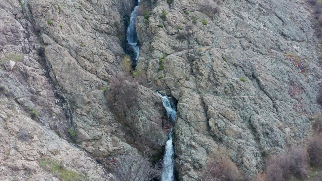 vista aérea de la cascada de sopot durante la primavera en bulgaria