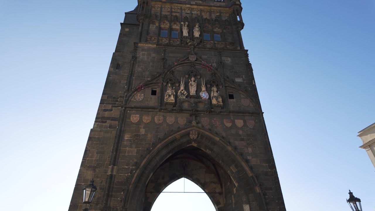 La Torre del Ponte della Città Vecchia a Praga si erge imponente contro un cielo azzurro e limpido di giorno.