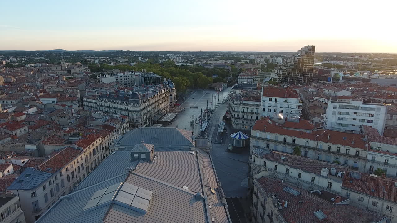 Hermoso amanecer sobre la Place de la Comédie de Montpellier, vista de dron