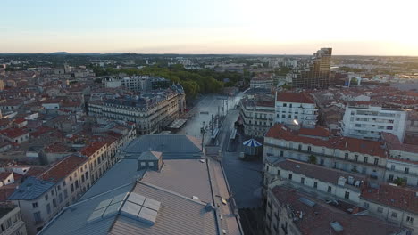 Hermoso-Amanecer-Sobre-Montpellier-Place-De-La-Comedie-Drone-Vista