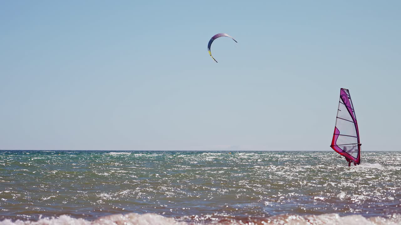 windsurf con kite surf en el fondo