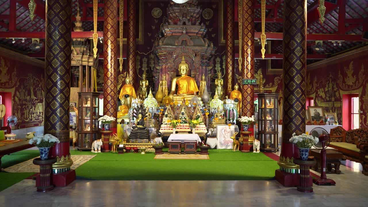 กล้องจับภาพพระพุทธรูปทองคําองค์ใหญ่ภายในวัดเชียงมั่น ประเทศไทย
