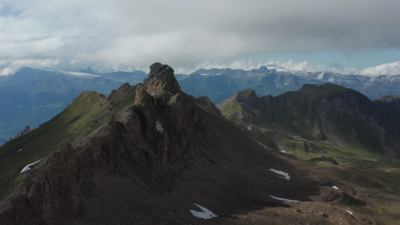 antena del pico de la alta montaña rocosa