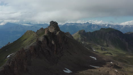 Antenne-Des-Hohen-Felsigen-Berggipfels