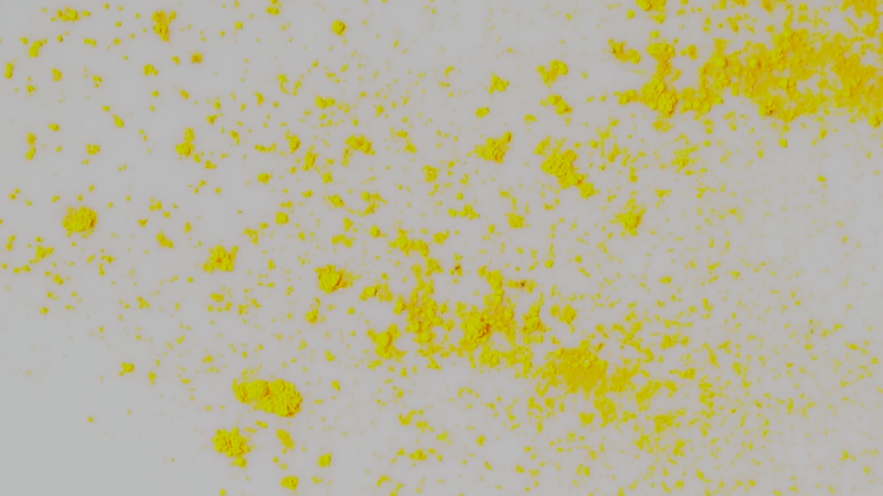 노란색 가루가 색 표면에 어져 있습니다.