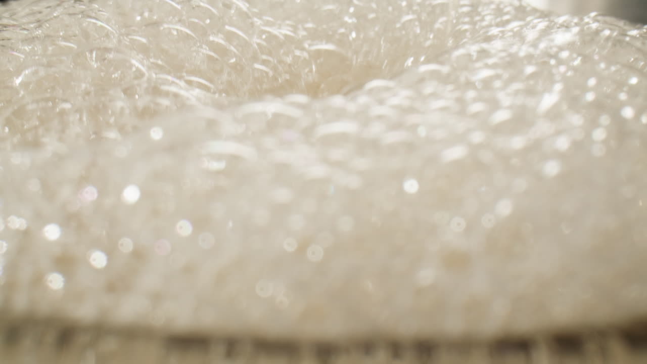 컵에 맥주를 부는 것