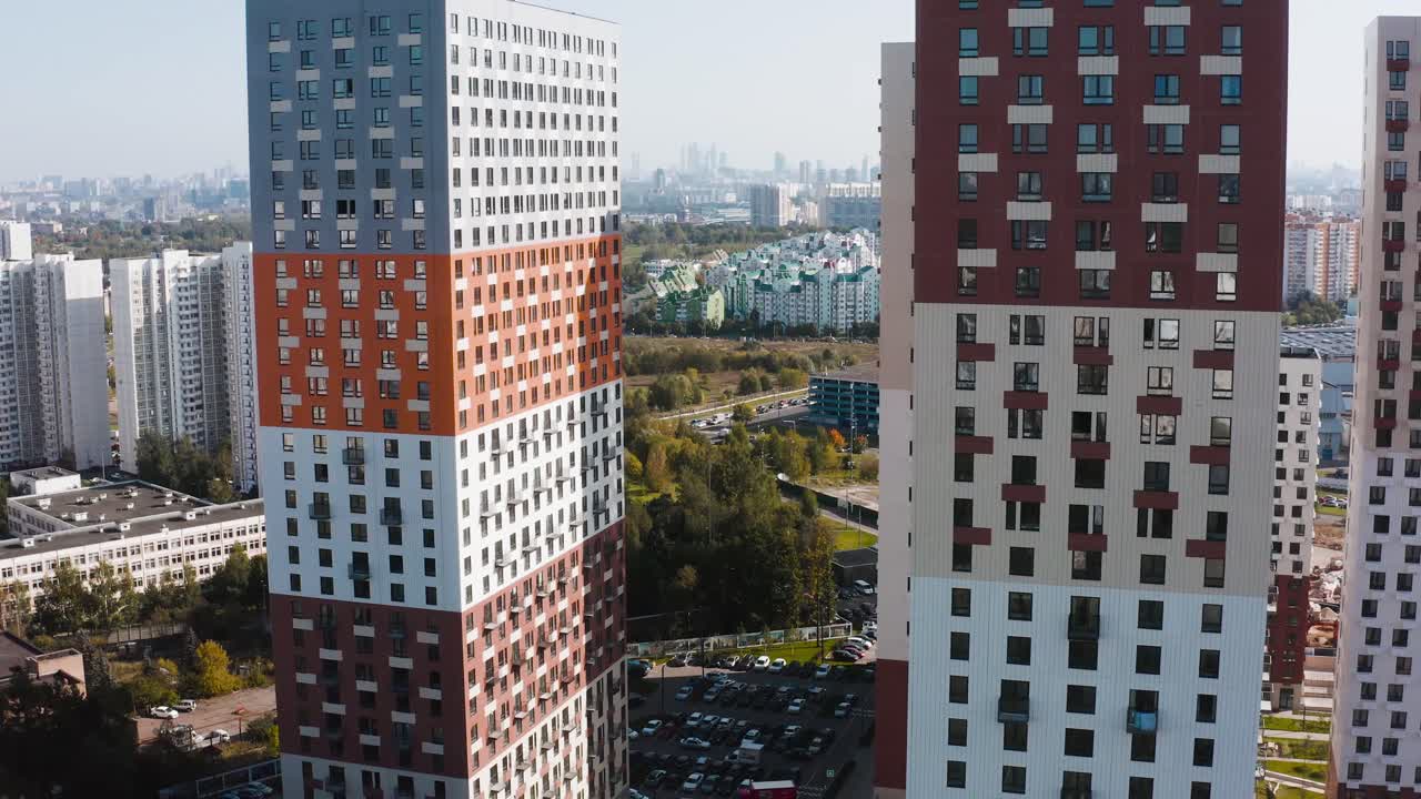 도시 풍경 에 있는 현대적 인 아파트 건물