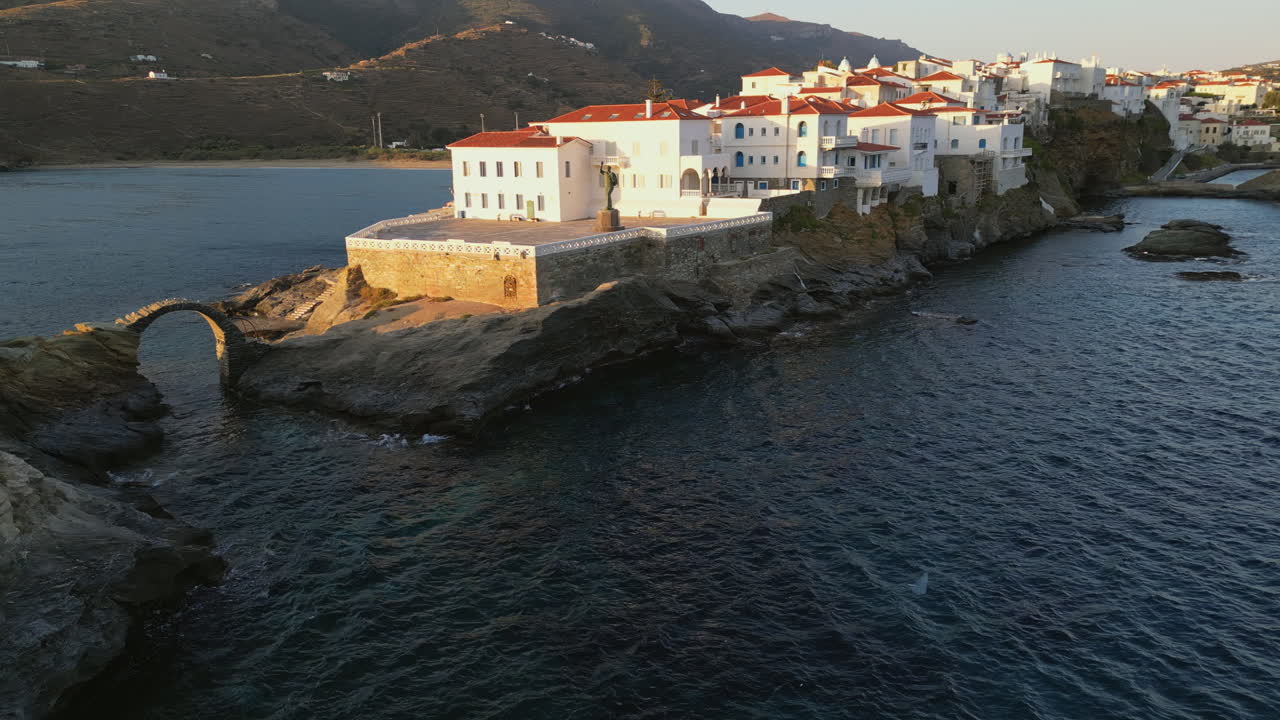 video de una vista aérea de la hermosa isla de andros chora, cícladas, grecia