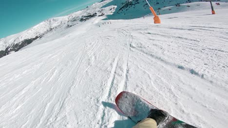 punto de vista en primera persona de la persona haciendo snowboard rápido en la montaña de la pista de esquí