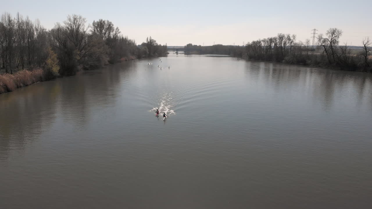 con el kayak río abajo