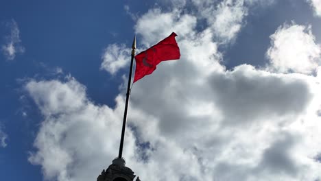 bandera turca ondeando en el cielo