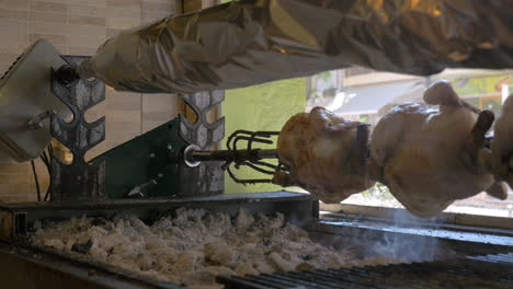 pollo a la parrilla cocinado en el pinchazo