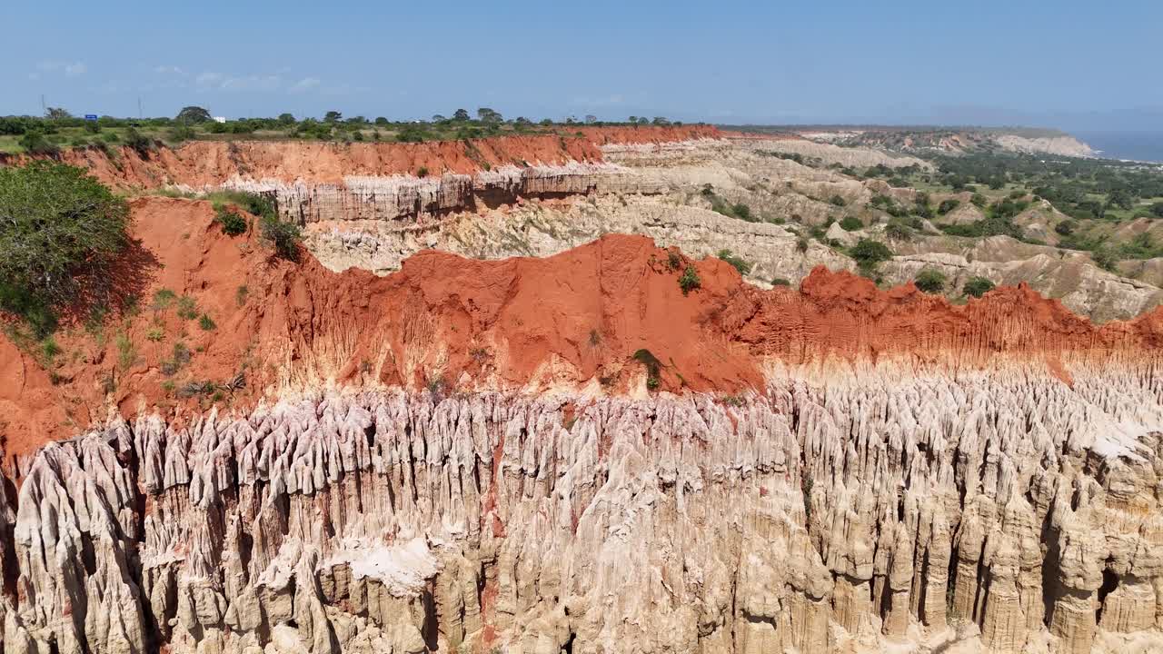 Prospettiva a elevata altitudine che mostra la spettacolare erosione e la topografia unica del punto panoramico della Luna in Angola, scogliere rosse erose a Miradouro da Lua, riprese aeree con drone dall'Africa
