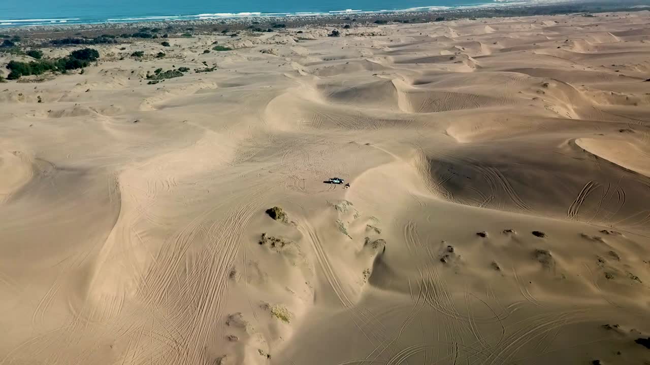 칠레의 리토케 모래 언덕에서 운전하는 드론 선회 트럭