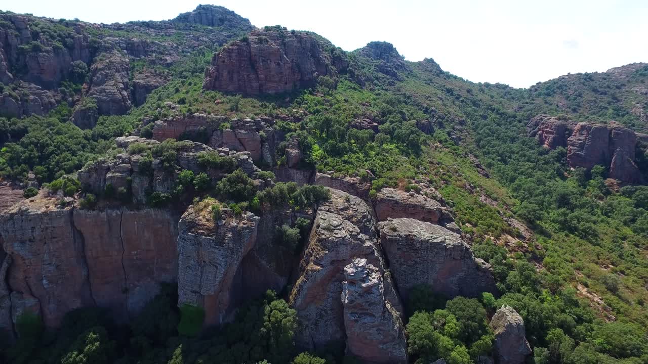 vista aérea del paisaje de la montaña y el cañón de cannes en la soleada mañana de verano
