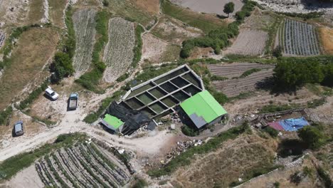 vista del avión no tripulado de la granja de peces de la piscina